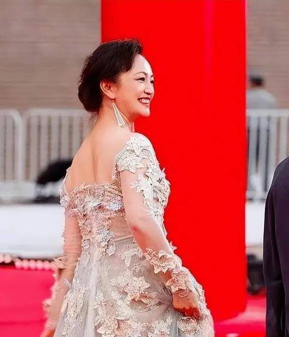 罗海琼成功的秘诀就在于此,她并没有因为嫁入豪门就满足于现状,而是