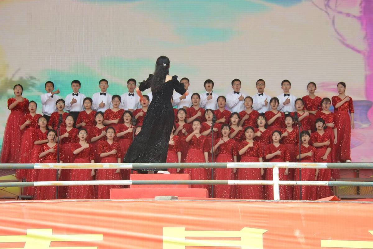 传颂红色经典 奏响青春乐章——灵石一中(六中)举办庆五四歌咏比赛