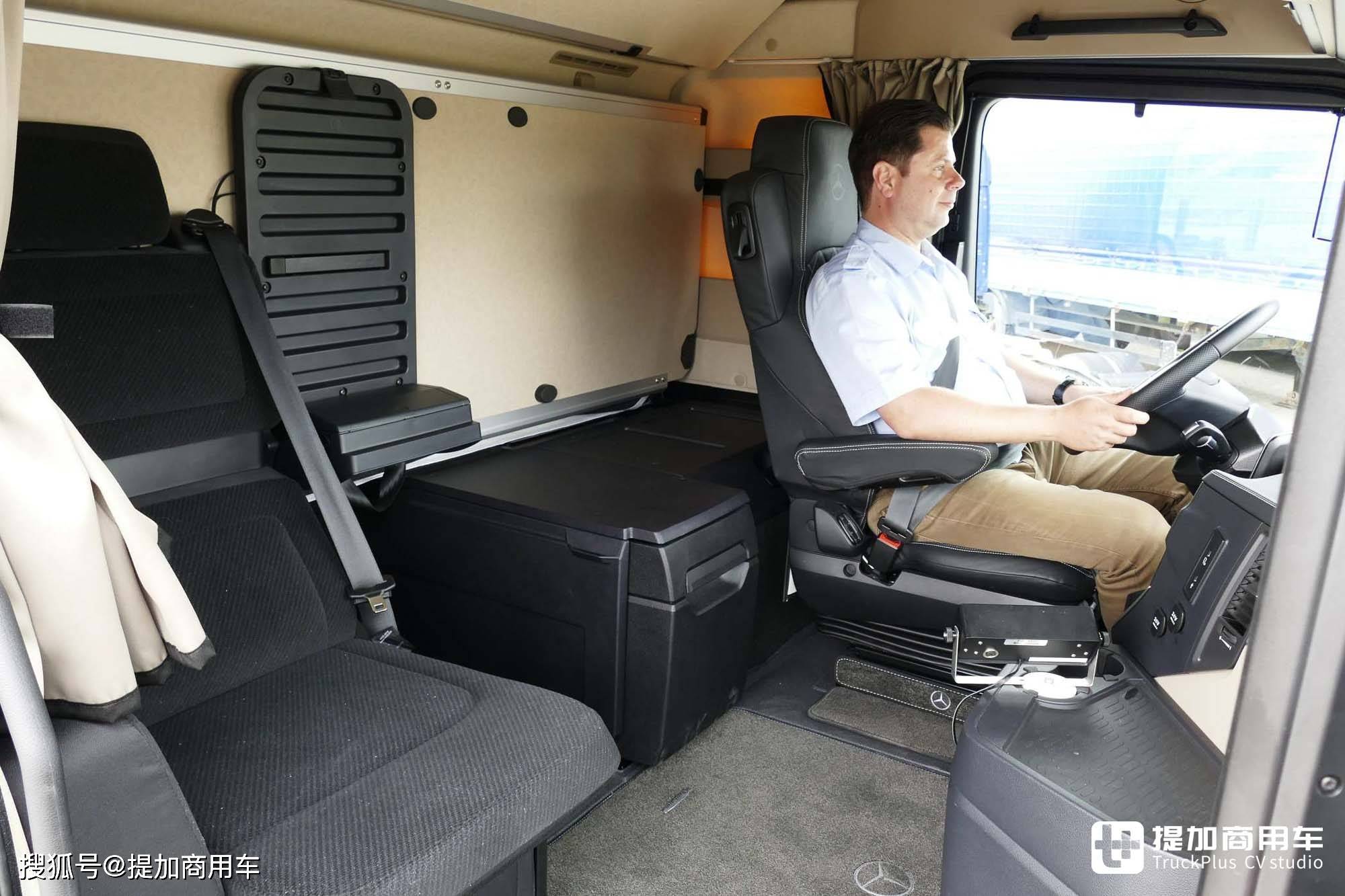 实拍的奔驰actros l牵引车搭载了solostar单人生活舱内饰套件,取消了