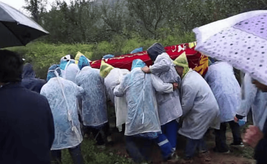 雨淋棺材出大官,雨淋新坟辈辈富,出殡下葬遇到下雨是好事吗?