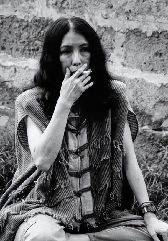 三毛为何以诡异方式自缢?17年后绝笔公开,多重原因至今引人深思