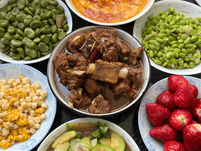 照片中,娘家的午餐丰盛而精致,而婆家的午餐则显得朴素而家常,这也让