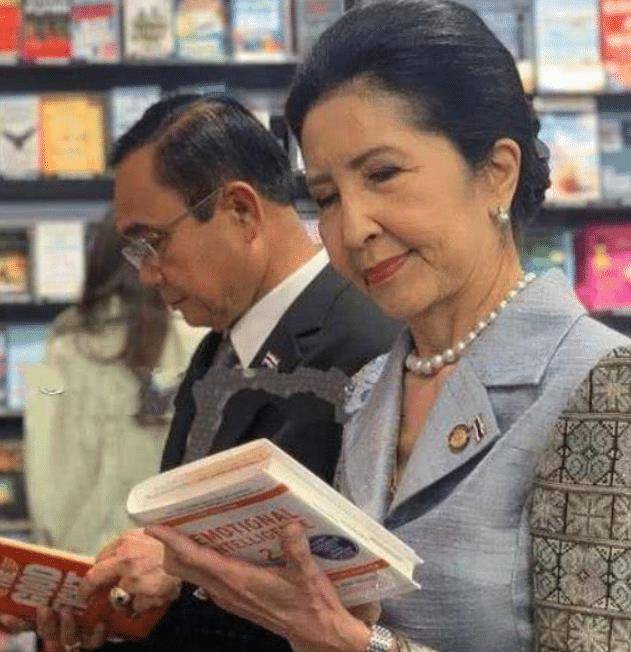 66岁泰国第一夫人有多美?让小23岁的王后黯然失色,比公主有气质