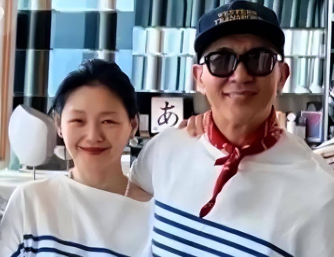大s近照被嘲显老,本人亲自晒出老公视角照澄清,结果墙都p歪