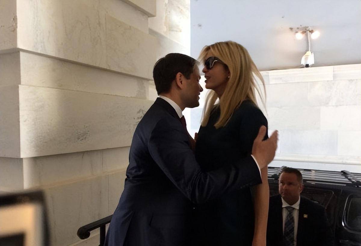 女儿是小棉袄:1993年,伊万卡坐在父亲的腿上,一双大长腿很迷人