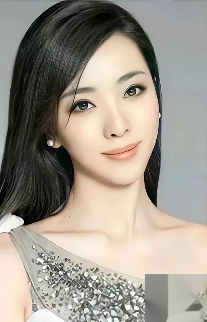 央视又开始"踢人"了,一女主持被除名,工作10年毫无存在感_李思思_妮娜