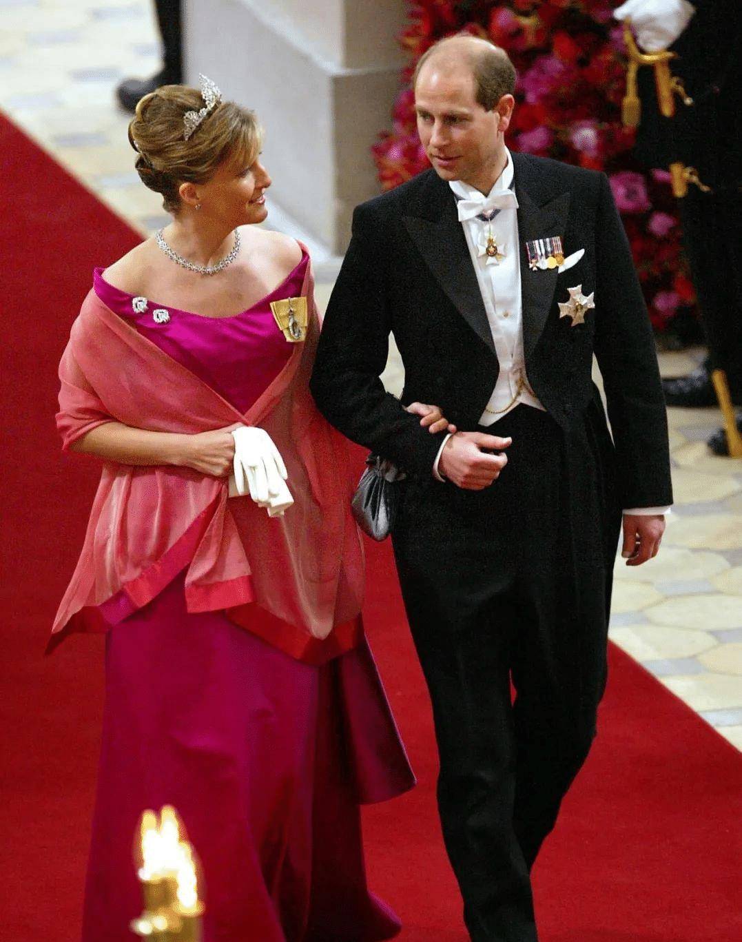 好在,这期间爱德华一直站在索菲背后.