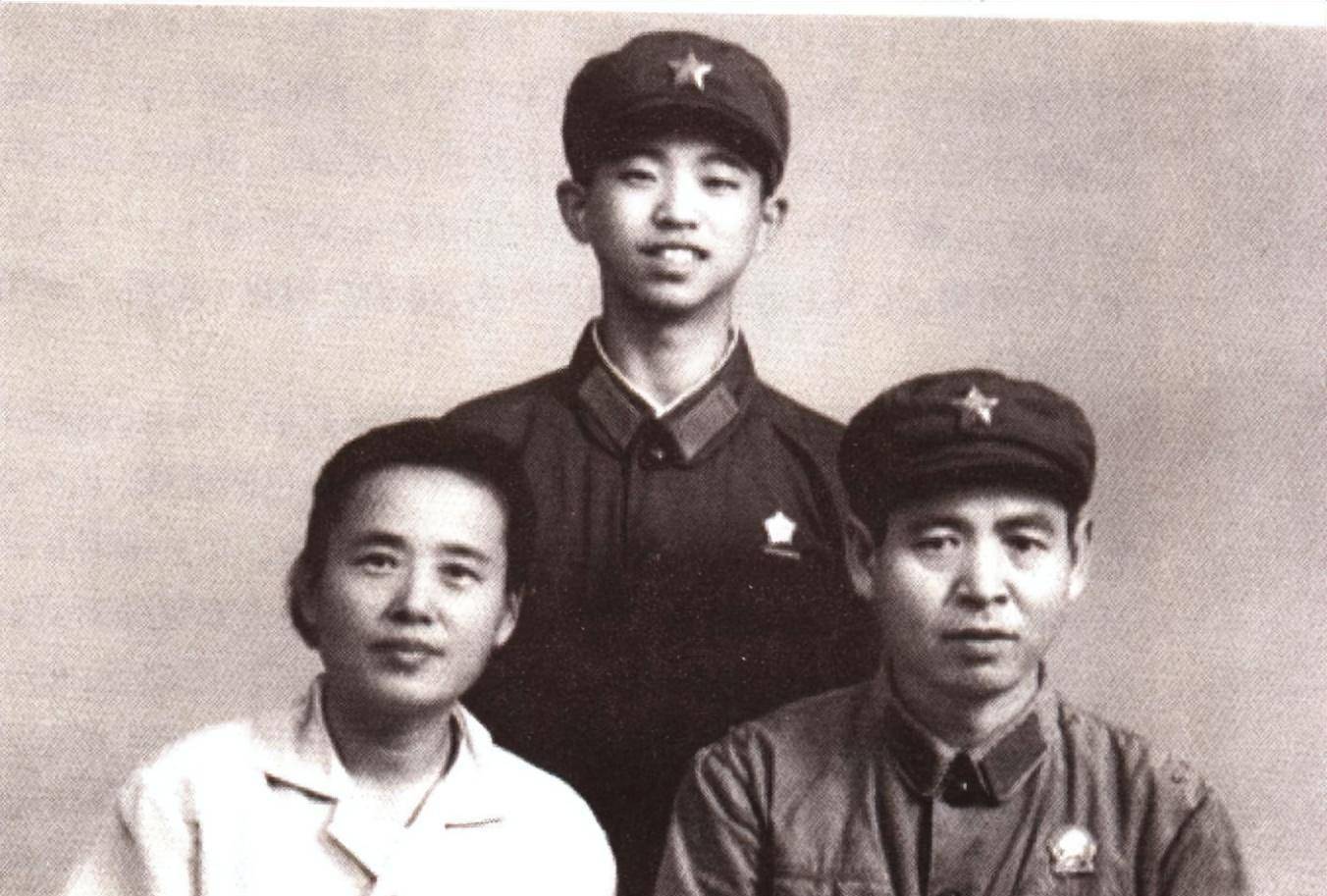 张博,董风奎和董耀东合影董耀东参军后,他的上级领导就是赵国泰,担任
