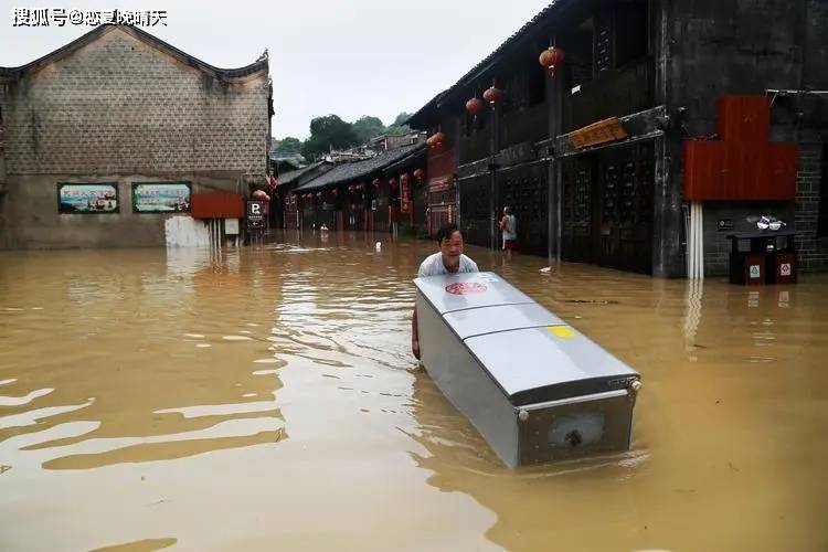 南宁暴雨街道被淹 冰箱水中漂浮