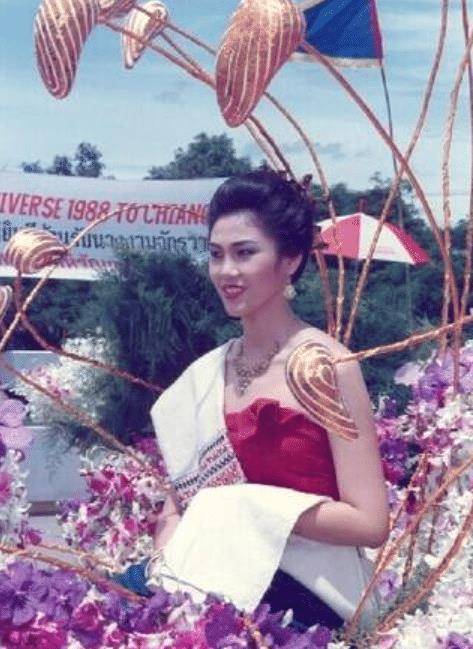 54岁泰国最美前总理英拉:流亡5年有哥哥守护,爱她26年的男友