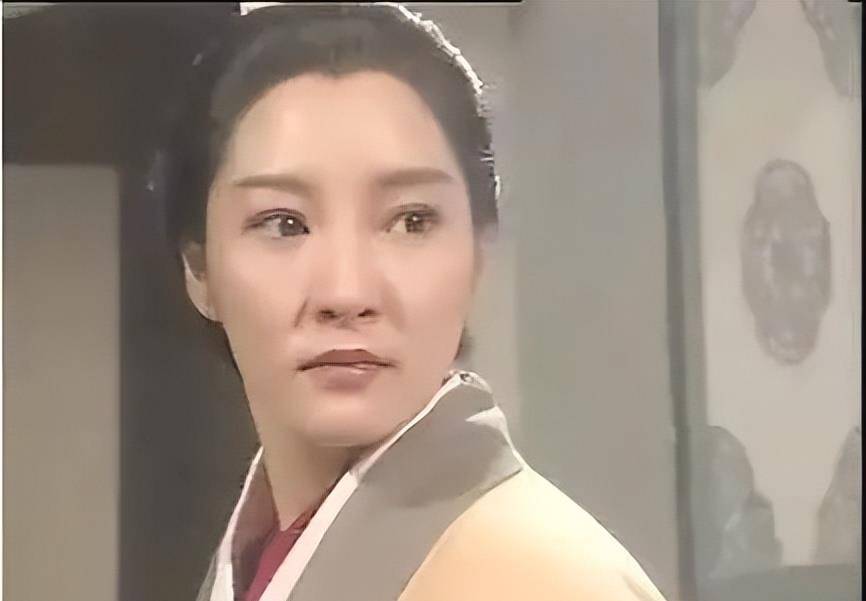 结果李莫愁师父为了救她被西毒打伤,古墓派差点要放下断龙石来拒敌