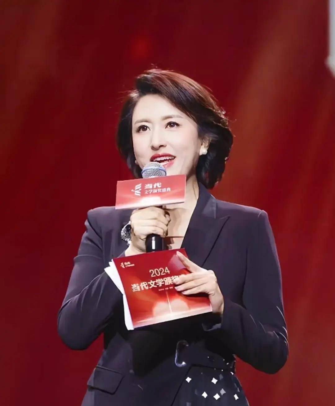 张蕾现身河南主持晚会,台下背稿子一脸认真,吃一大碗烩面很实在