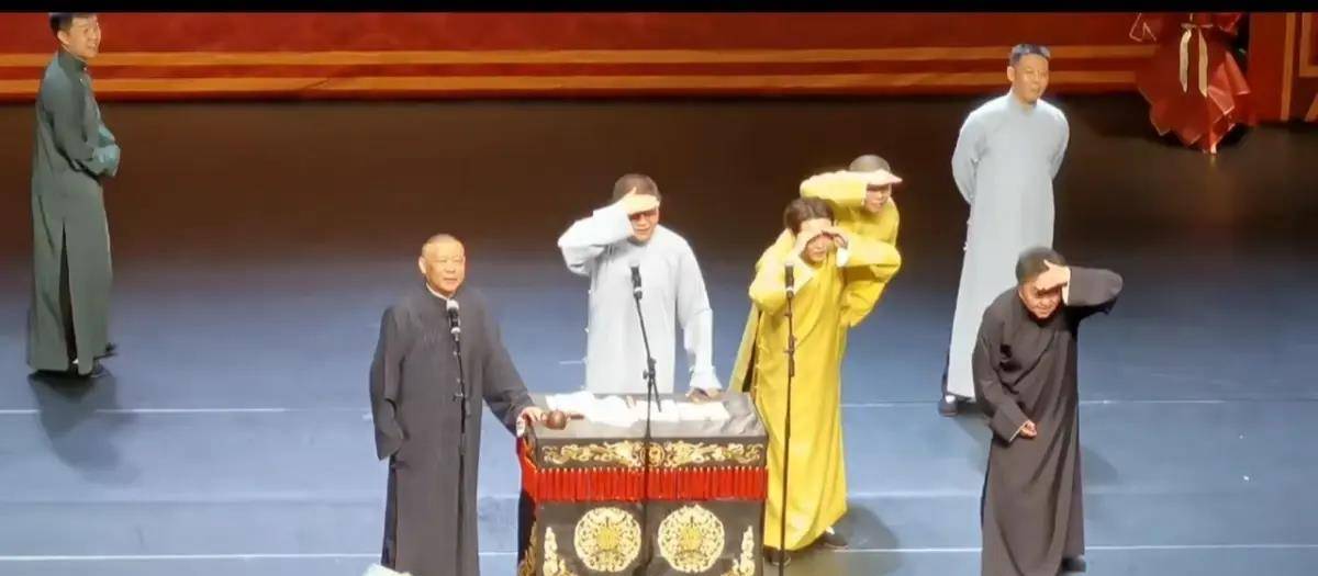 听相声,带快板,德云社海外巡演,现场观众秒变演员打板伴奏