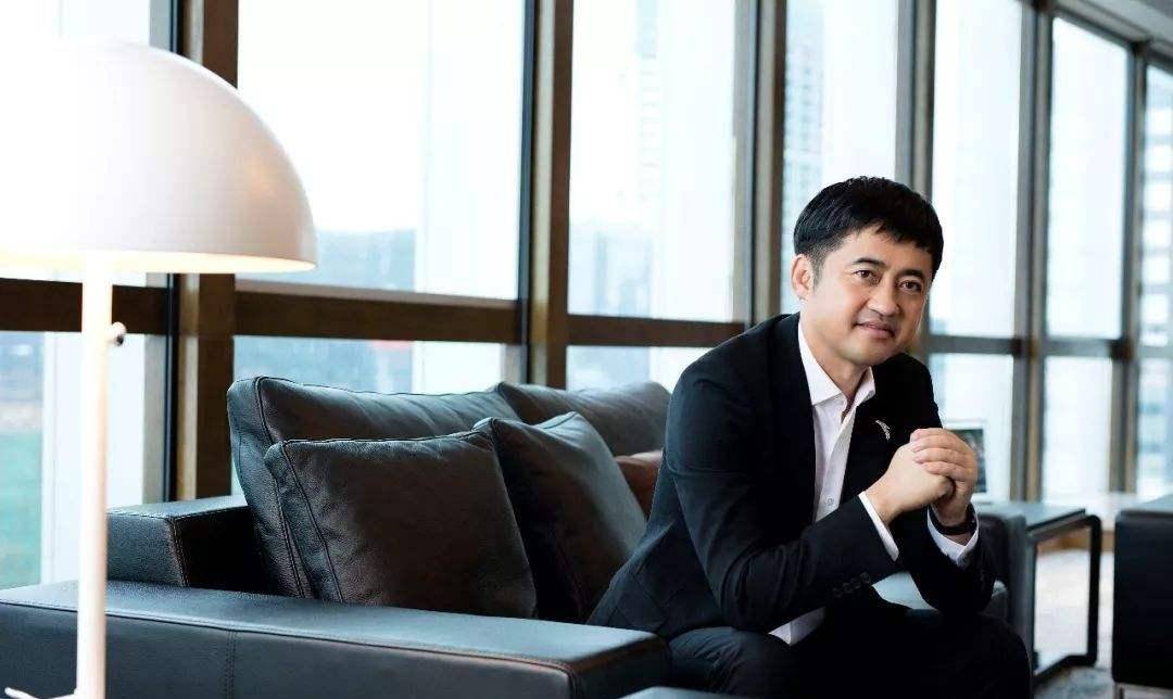 安踏创始人丁世忠:17岁辍学,靠卖鞋打造出百亿身家