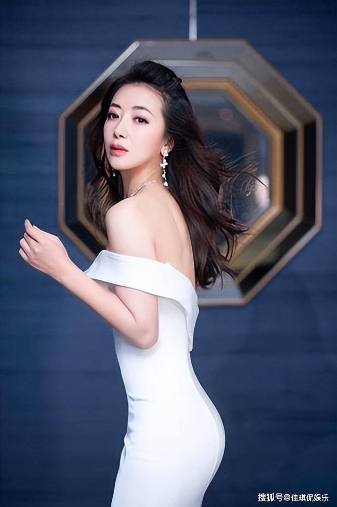 陈紫函穿紫色抹胸裙衬出"奶白肌",珠圆玉润太美了!越老越富态!