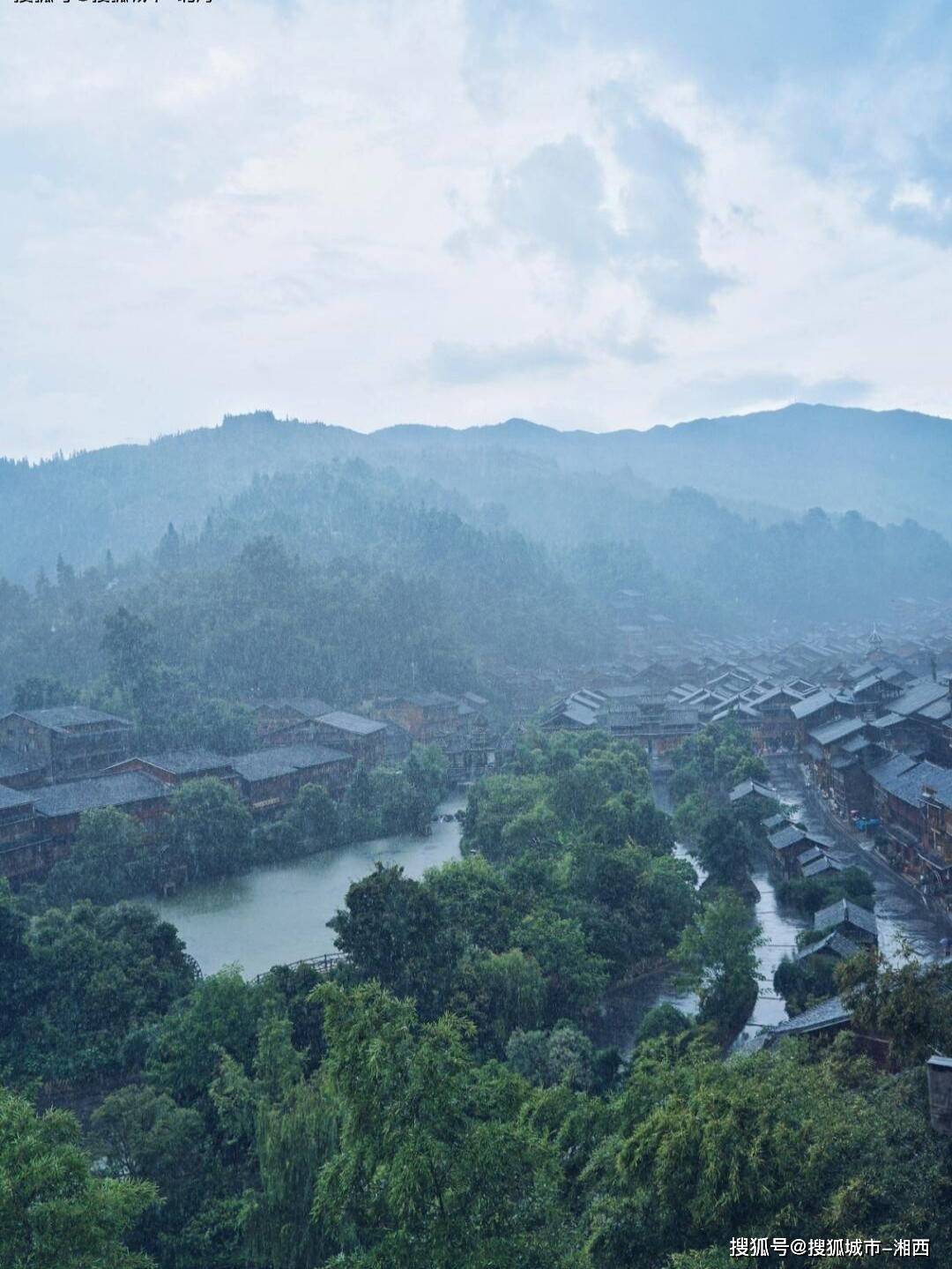 这个费用包括了交通,住宿,餐饮以及部分景点的门票等方面的开支.