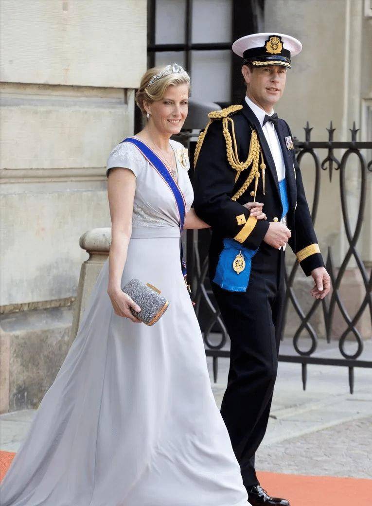 她自己认错辞职不说,还连累爱德华也被迫辞去影视公司的职务.