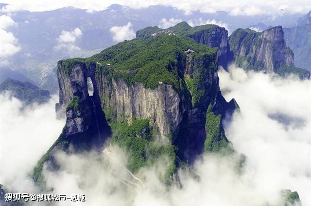 漫步金鞭溪-游览【天门山景区】(天门洞开 通天大道 上天梯 凌宵台