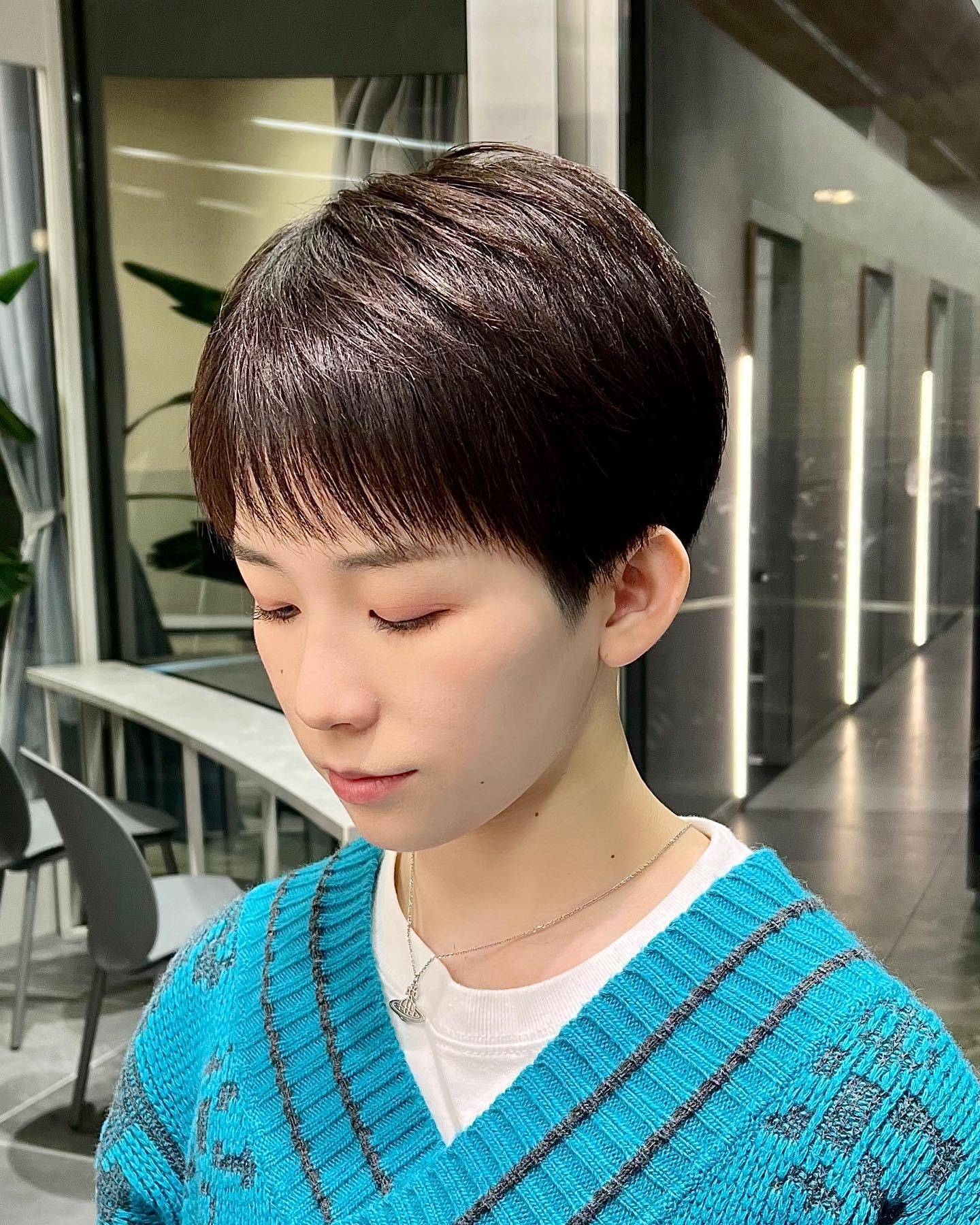 我推荐露耳短发,利落还时尚