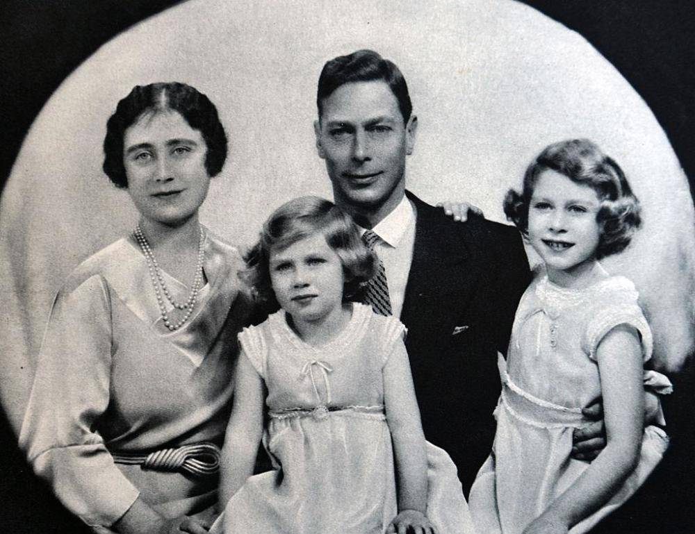 随着长兄爱德华八世不爱江山爱美人,宣布退位的消息传出.