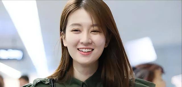 乔欣拎48万包逛街被偶遇!头上发夹上千元,住上亿别墅坐豪车?