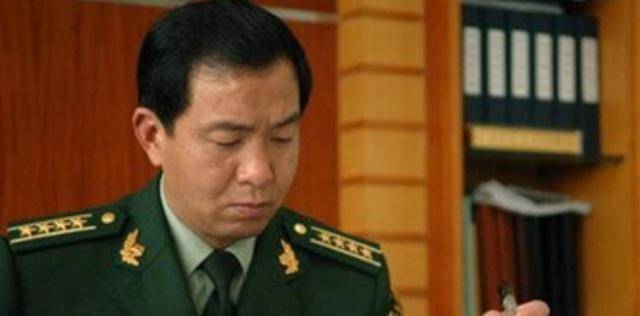 两年后,优秀学员丁晓兵做出了更让人瞠目的选择:下基层