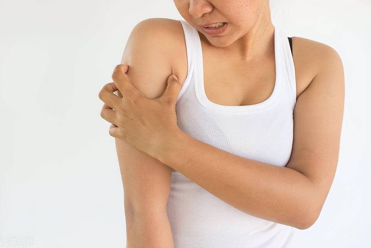 老年人胳膊疼抬不起来?这样确实行