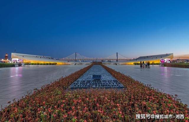 中山广场9.滨海路8.紫云花夕薰衣草庄园7.大连俄罗斯风情街6.棒棰岛5.