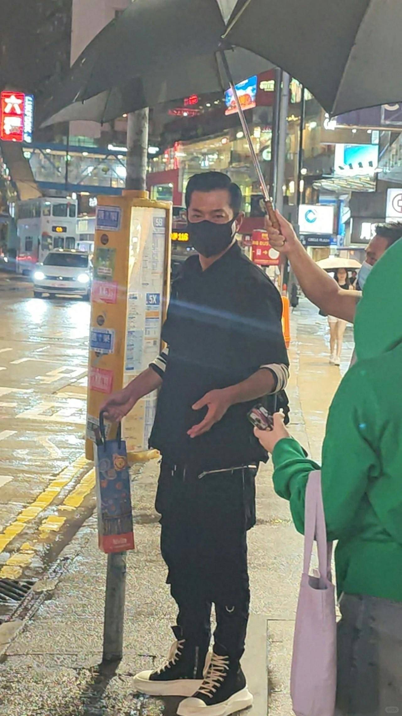 刘銮雄夫妇与古天乐叙旧,离场时保镖开路排场大,古天乐独自候车