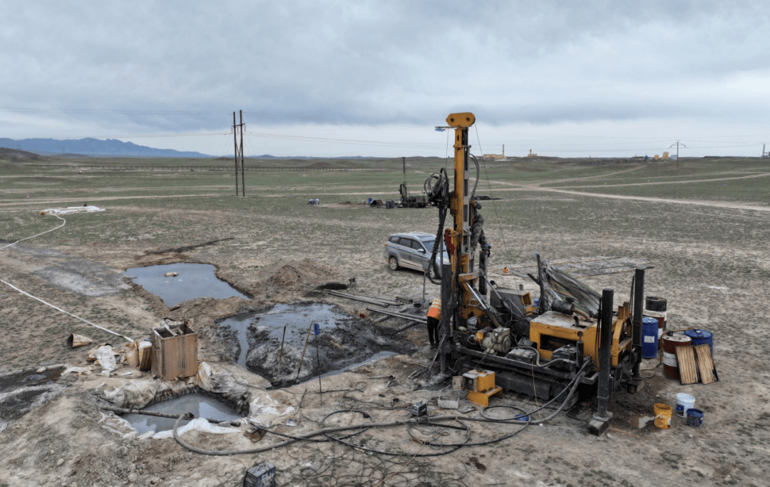 其中有一台钻机可达1500米的钻孔深度,可以探寻到更深处的好矿,大矿