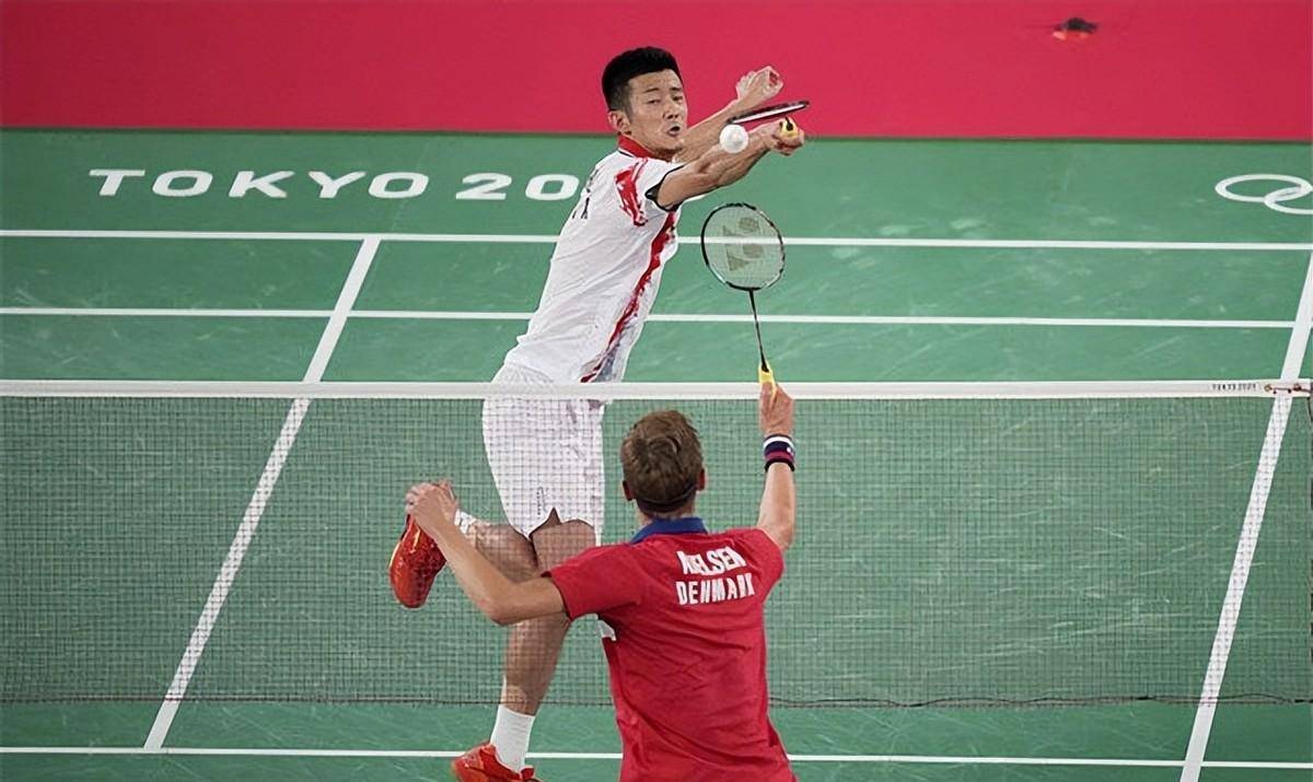 步行到幼儿园,"小咖啡"一只手握着玩具,一只手紧紧抓着谌龙的手指