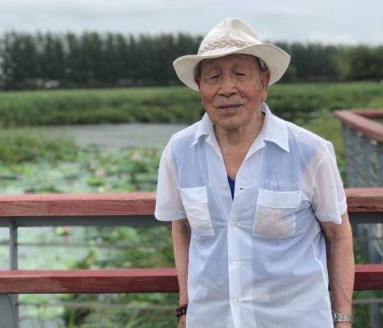 老英雄郭平友老人的小儿子郭伟军说,很多人都评价自己的父亲是"事了拂