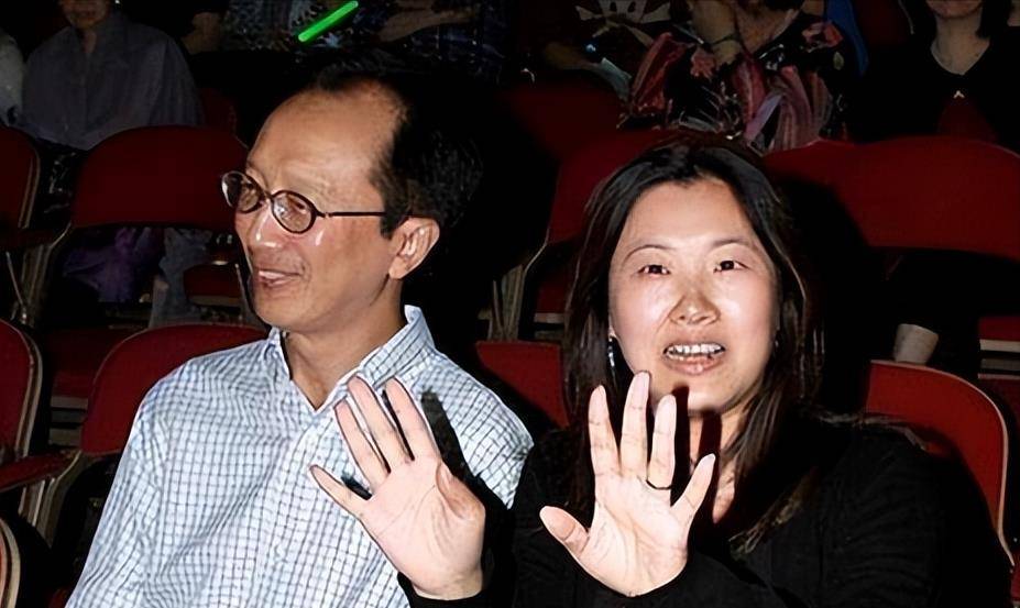 原来,在一次的活动中给,梁锦松认识了伏明霞,并对这位跳水皇后一见