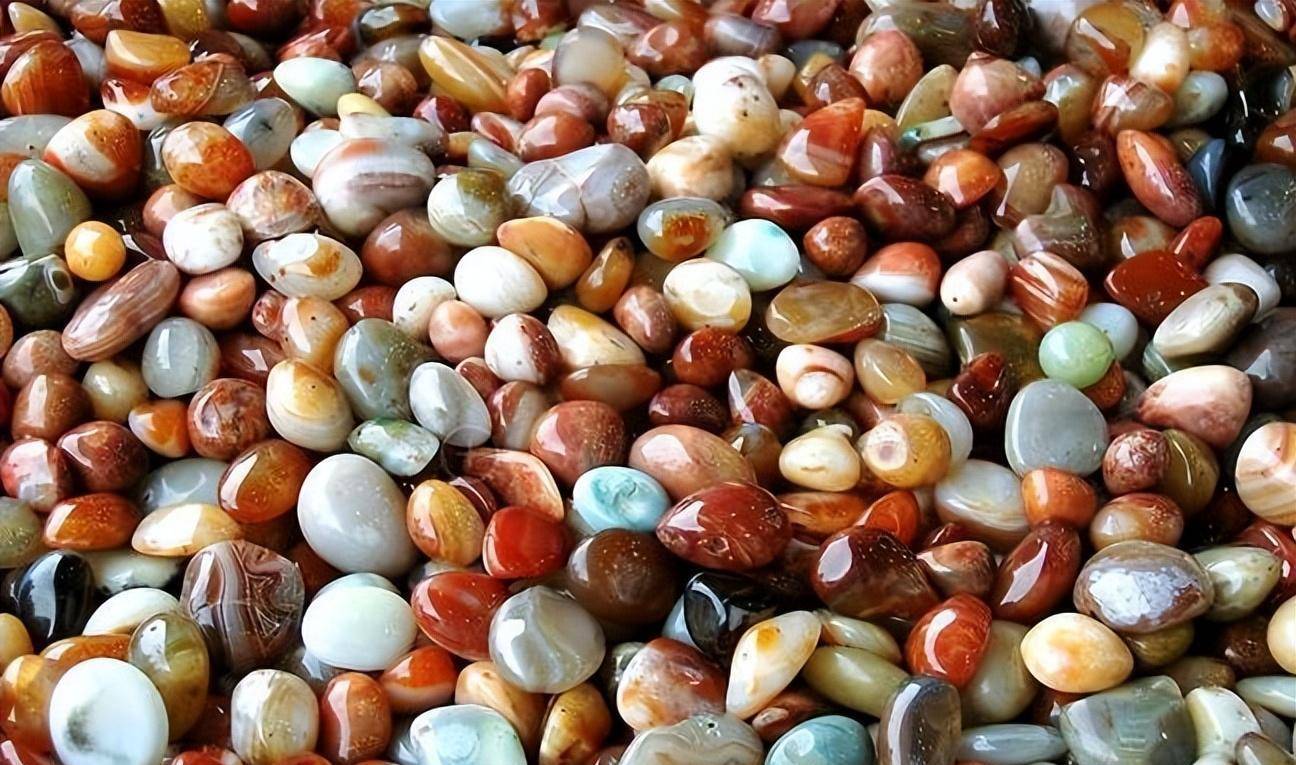 他去青岛出差的时候,当时他在海边看到了小贩们在卖一些抛光的鹅卵石