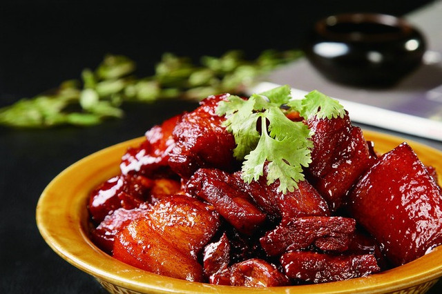 红烧肉到底用不用焯水,厨师长做的红烧肉太香,儿子盘子都舔了