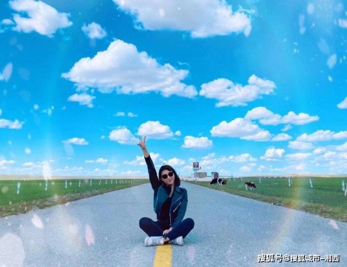 在草原及响沙湾游览时,需穿平底鞋(旅游鞋),同时请保管好随身携带的