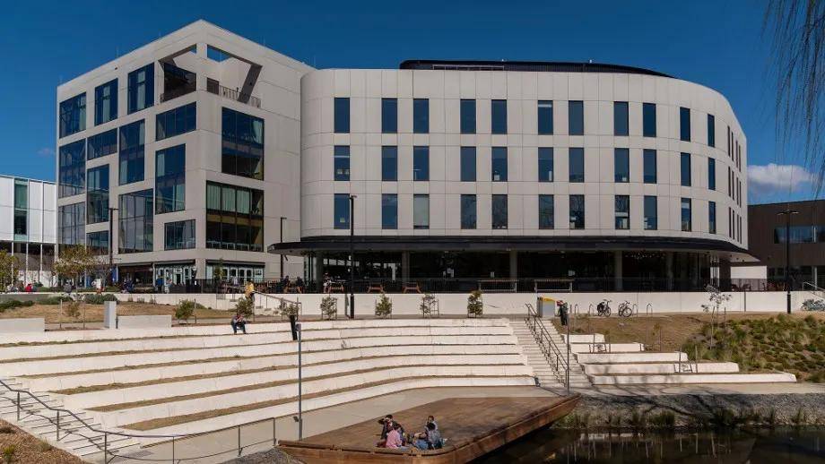 澳洲国立大学61 药剂与药理学:2061 英语语言与文学:1961 法律