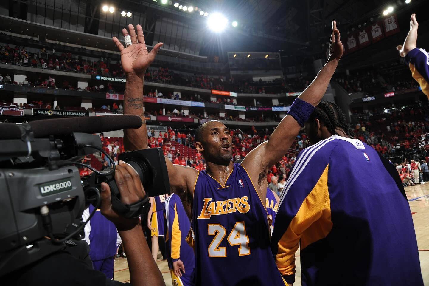 科比跟腱断裂那场比赛的球衣,再次拍出天价_拍卖_瓦妮莎_洛杉矶湖人