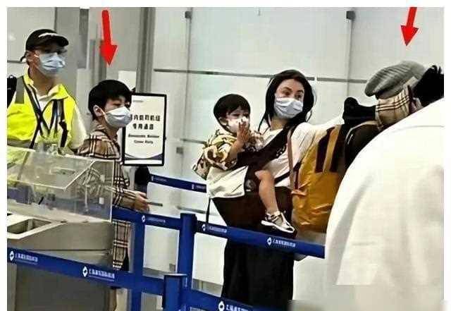 张柏芝三子真容曝光了!小儿子简直跟妈妈一个模子刻出来的!