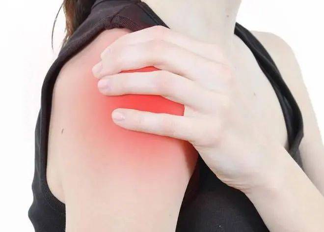 右肩膀疼痛,可能是肝癌信号,除此之外,还有这3个症状出现