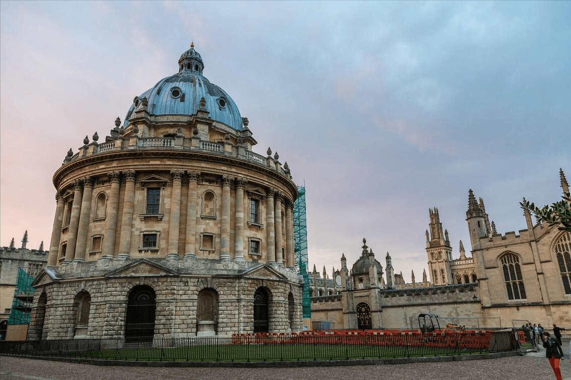 牛津大学是英国历史最为悠久,学术水平最高的大学之一,在最新发布的