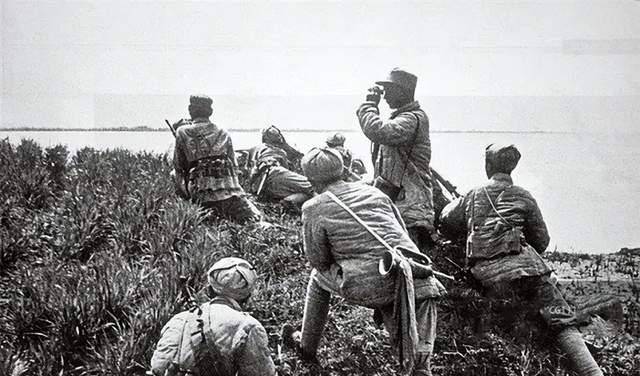 33军团长看着左边的河谷,忽然发觉不对:衣服的颜色怎么不一样