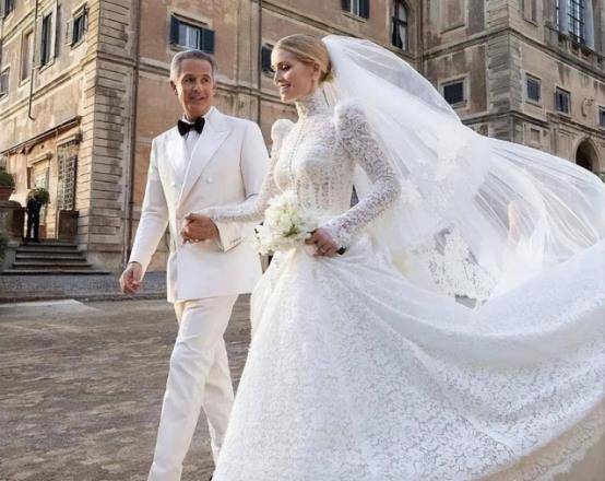 戴安娜侄女神颜值,手拉手陪伴富豪丈夫看秀,丈夫全程眼神宠爱