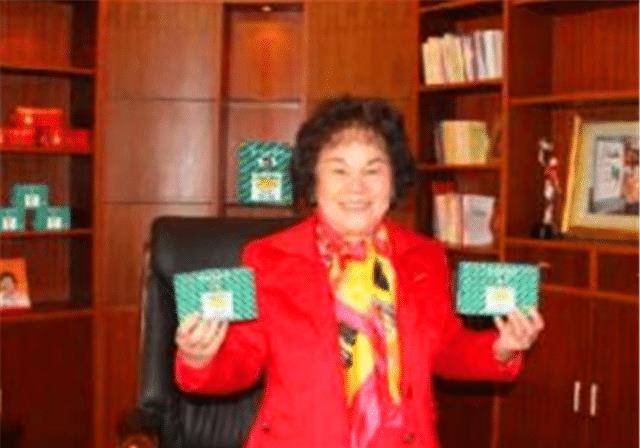 13岁进工厂,33岁成厂长,用30万美元骗罗纳尔多代言,今成女老赖_江佩珍