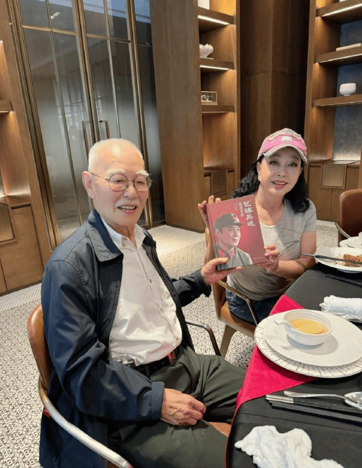 张勇手:参加抗美援朝,两立三等功,和妻子相伴68年,如今90岁了