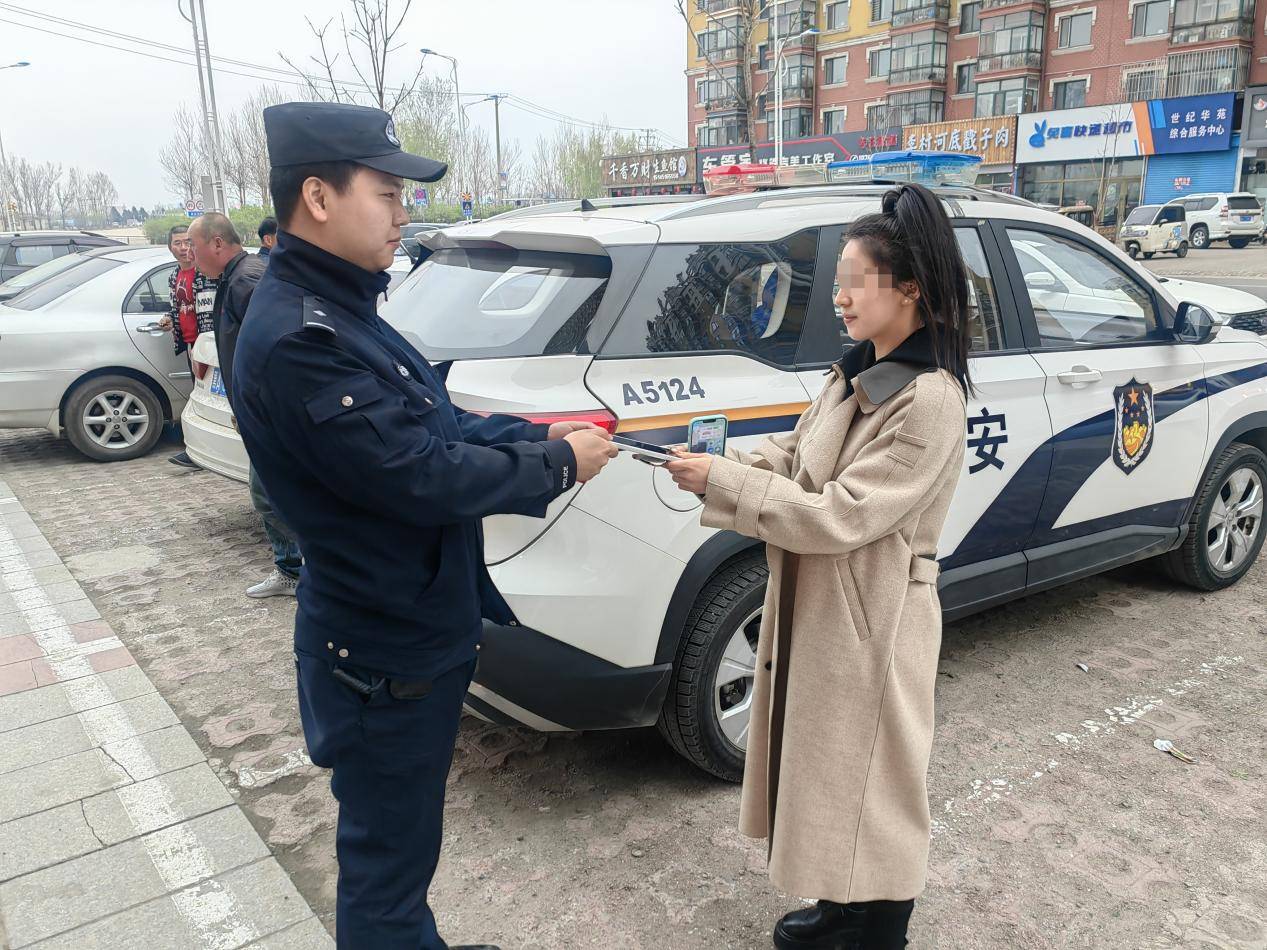 5月6日,哈尔滨尚志市公安局民警在巡逻过程中,发现有一位老人路上徘徊