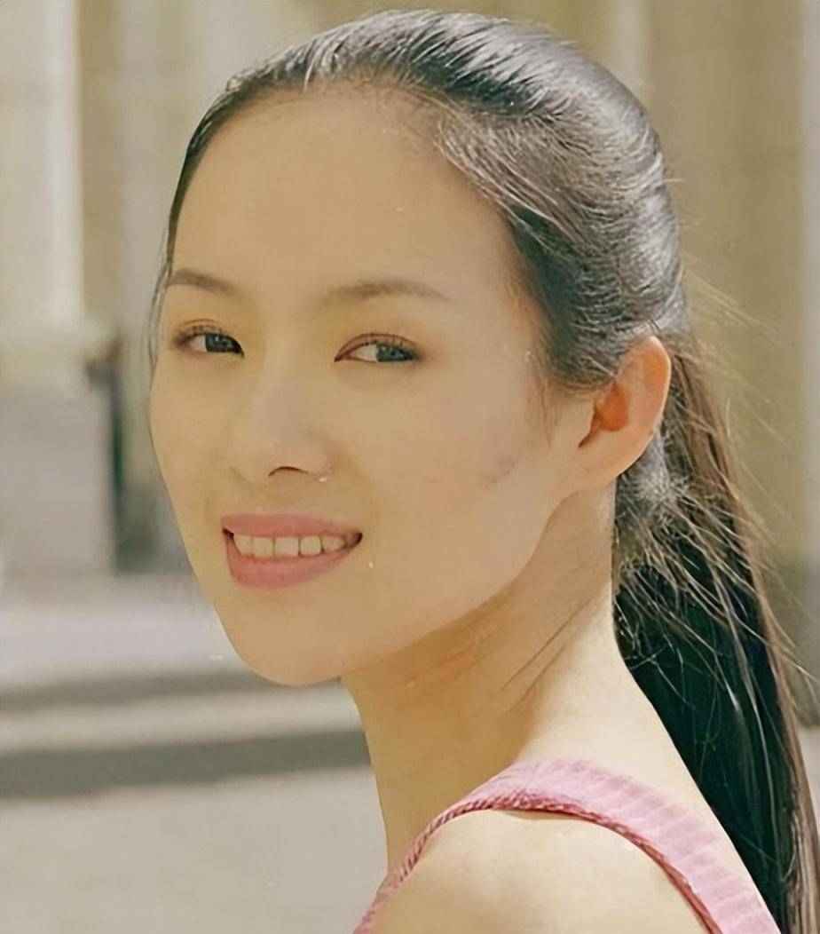 章子怡旧照曝光,海边叠罗汉成一生之痛,81张照片引发回忆杀!
