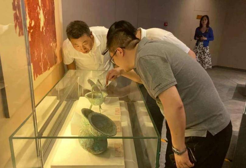 02年香港举办国际拍卖会,专家指着现场两件宝贝惊呼:文物失窃了