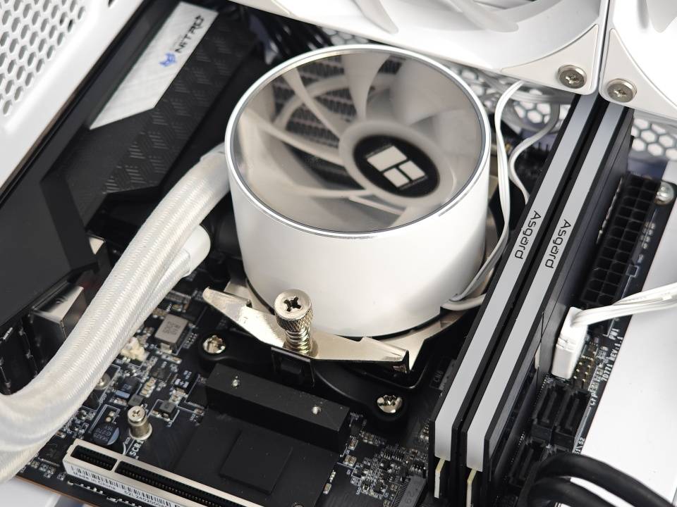 蓝宝石NITRO+B650I WIFI超白金主板实测：体积小巧，用料考究，性能给力！