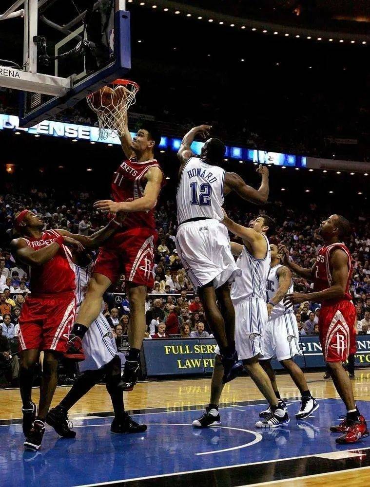 前nba超级中锋霍华德,评价生涯最难防守是姚明,对位仅12.2 9.